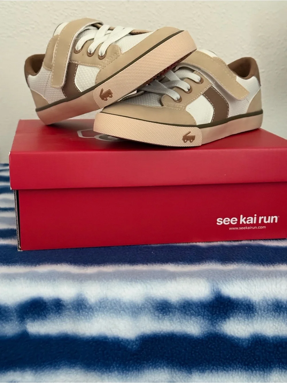 See Kai Run Conner Youth shoes size 2 in Sandshell
